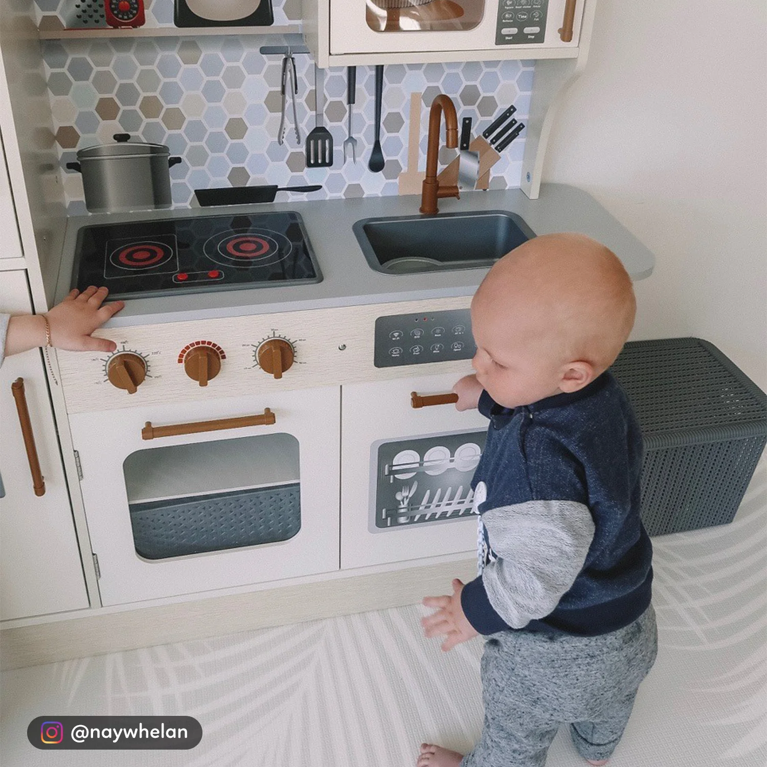 Superior Play Kitchen by Classic World - Image 9